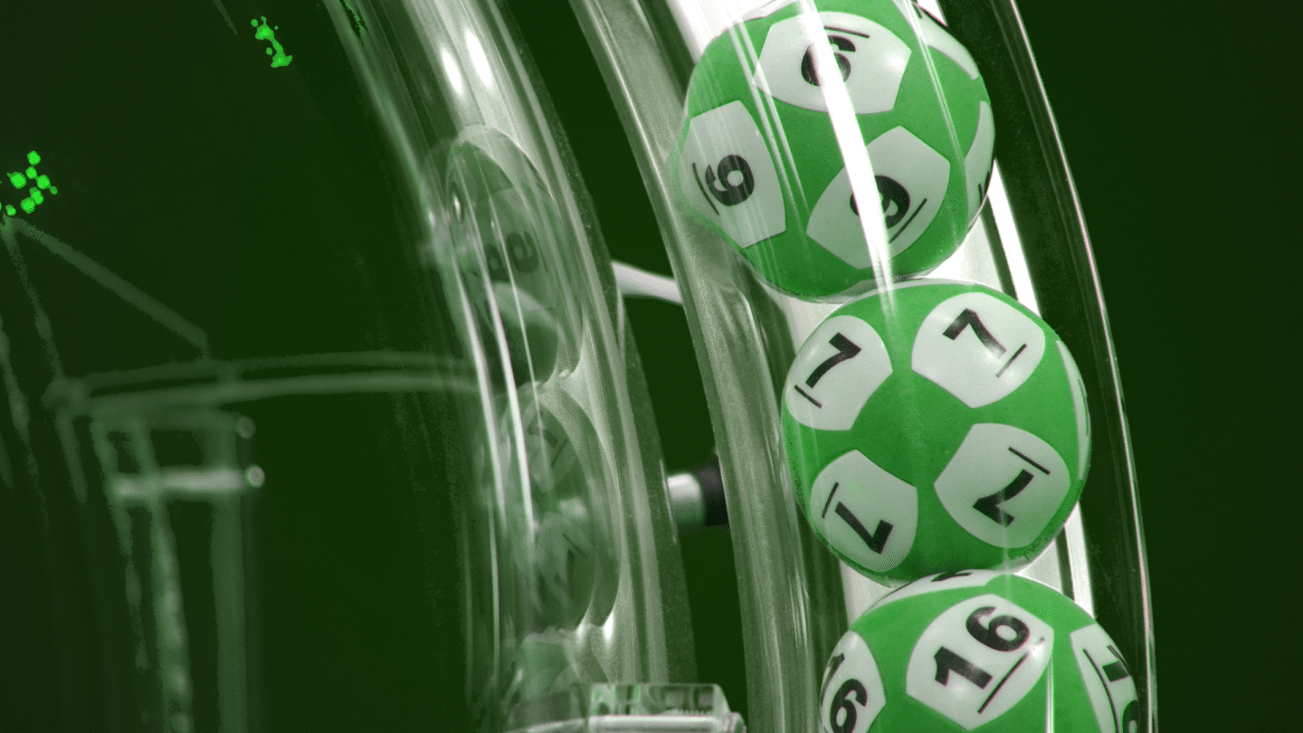 Mångmiljonvinst till Upplands Väsby – paret vann 7,1 miljoner på Lotto och firar med familjen.