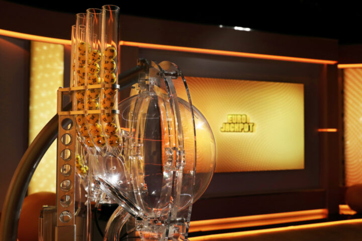 Par i Västerås vann 1,6 miljoner kronor på Eurojackpot – efter en insats på bara 25 kronor. Vinsten går till renovering och familjeupplevelser.