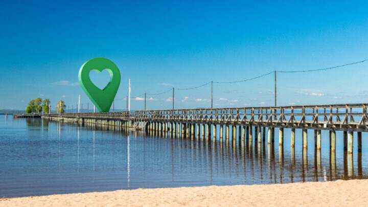 Jenny från Alingsås vann 25 000 kronor på Lyckoplatsen efter att ha spelat på Långbryggan i Rättvik – platsen där hon förlovade sig.