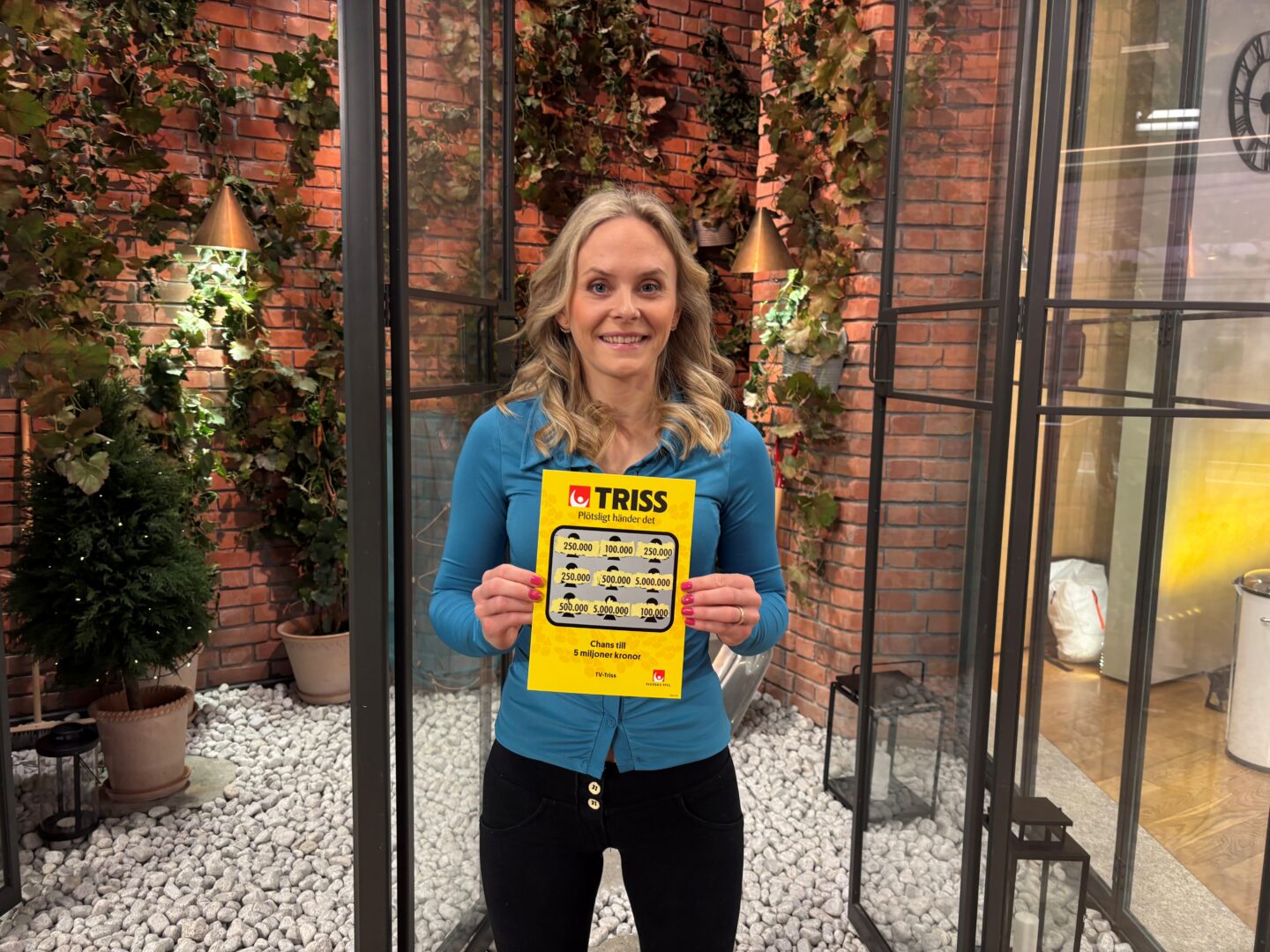 Hovabon Rosie skrapade Triss i tv – delar vinsten på 250 000 kronor