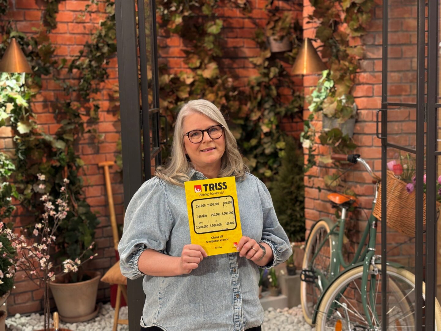 Kicki från Södra Vi skrapade Triss i tv – vinsten på en kvarts miljon kronor går till mopedintresset