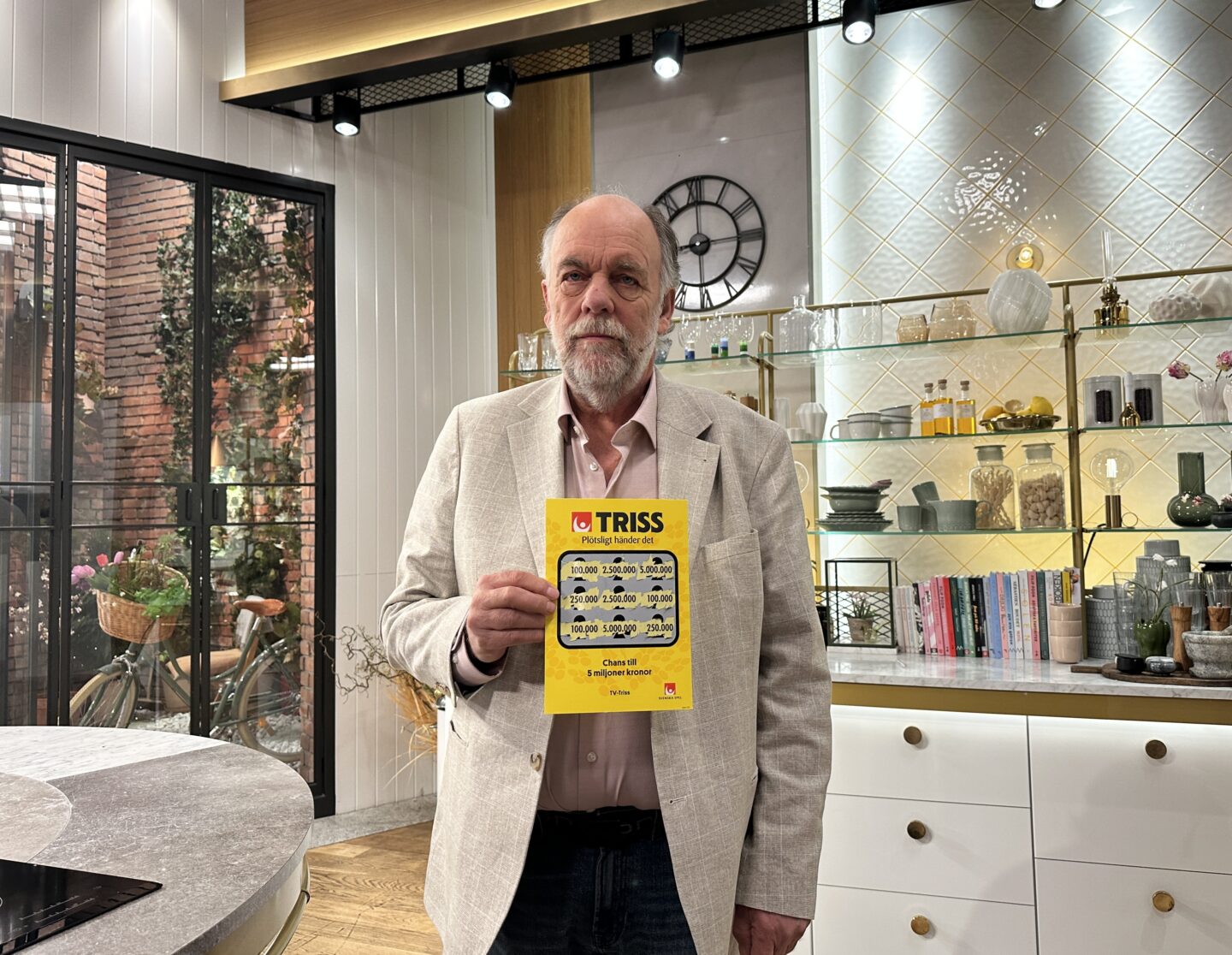 En fralla och en Trisslott på macken ledde till Triss i tv för Willy från Säffle, som under tisdagsmorgonen tog plats i TV4 Nyhetsmorgon för att skrapa Triss. Trisslott nummer sju ledde till en vinst på 100 000 kronor. För vinsten väntar nu en lite mer guldkantad vardag och resor med husbilen.