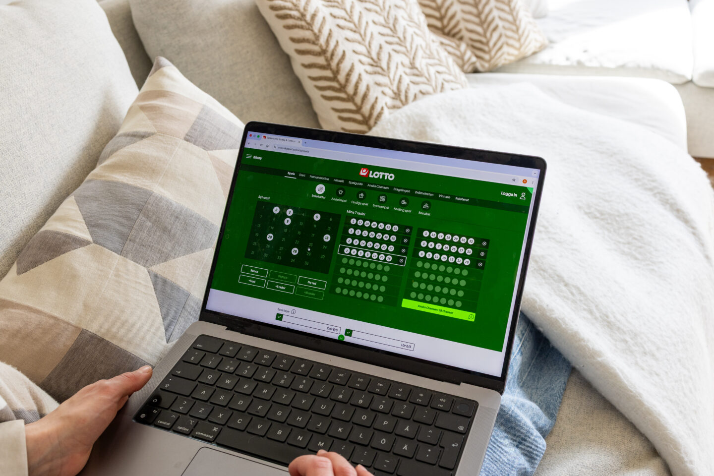 Kvinna från Ljungby vann en miljon kronor på Lotto men fick beskedet först en och en halv vecka senare. Nu planerar hon nya glasögon och bröllopsgåva.