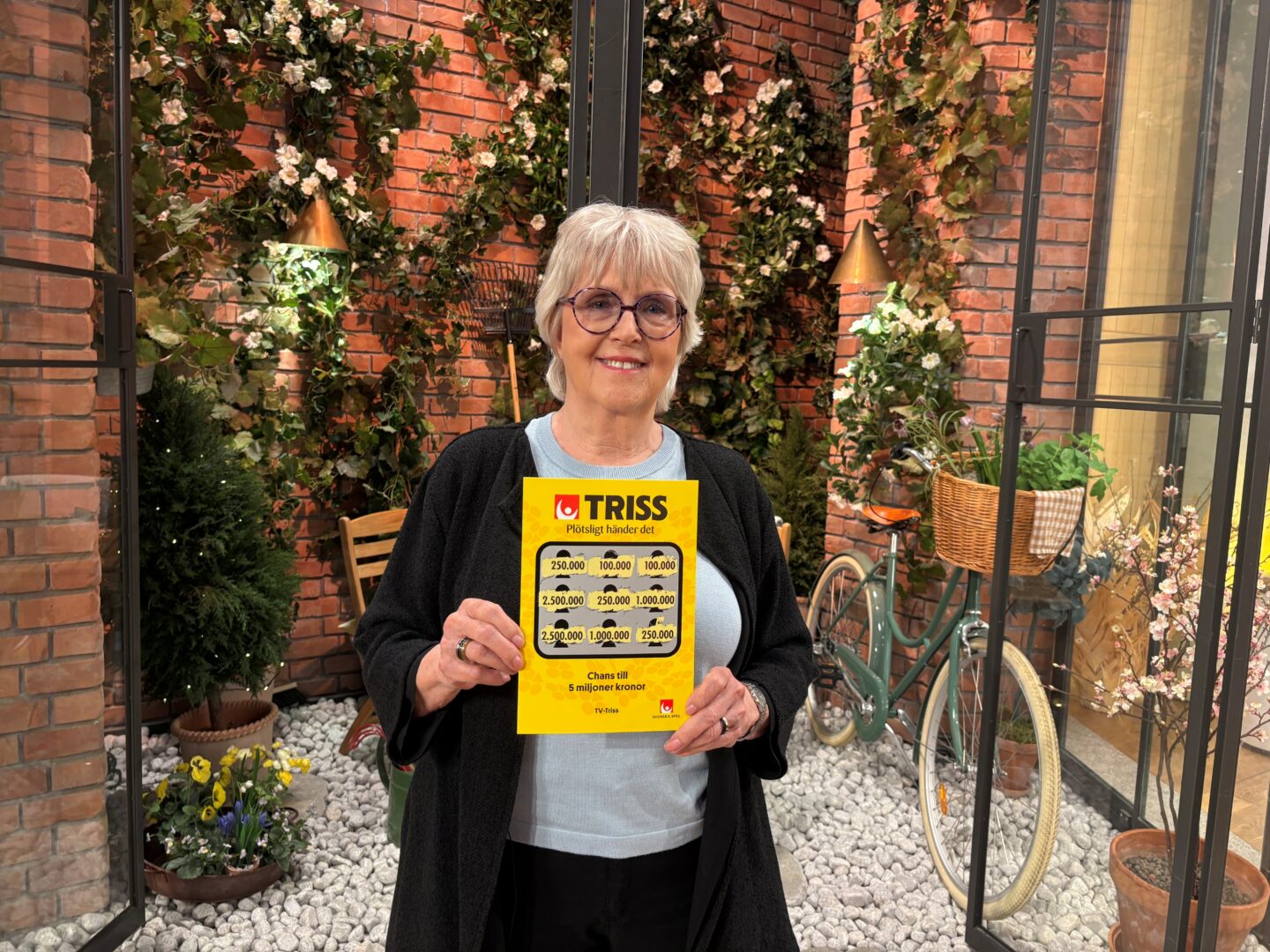 Växjöbon Lena skrapade fram 250 000 kronor på Triss i tv – firar med familjen