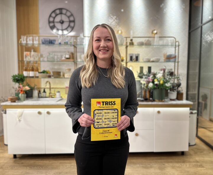 Under onsdagsmorgonen tog Täbybon Anna plats i TV4 Nyhetsmorgon för att skrapa Triss i tv – efter att ha skrapat fram tre tv-symboler på en Trisslott hon fått under ett påskfirande. Valet av lott nummer 41 resulterade i en vinst på 100 000 kronor, som nu ska gå till både resor och framtidsplaner för familjen.