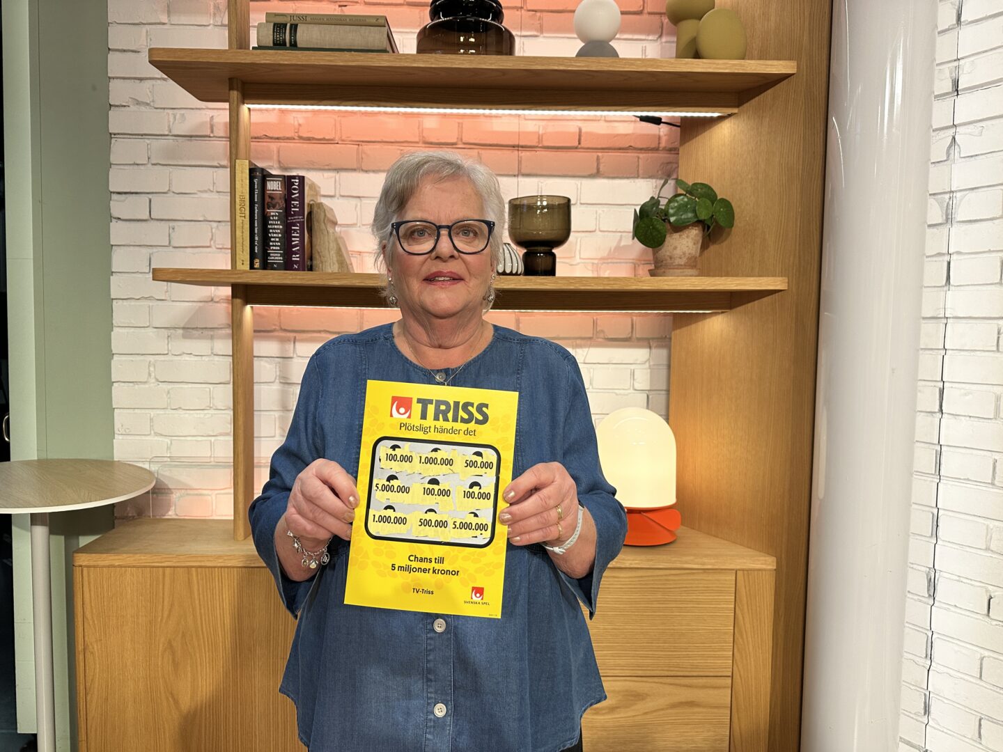 Fredagsmorgonen blev en glädjefylld upplevelse för Ilse-Lill från småländska Konga när hon skrapade Triss i TV4 Nyhetsmorgon. Valet av lott nummer 52 resulterade i en vinst på 100 000 kronor – en vinst som nu ska delas med familjen.