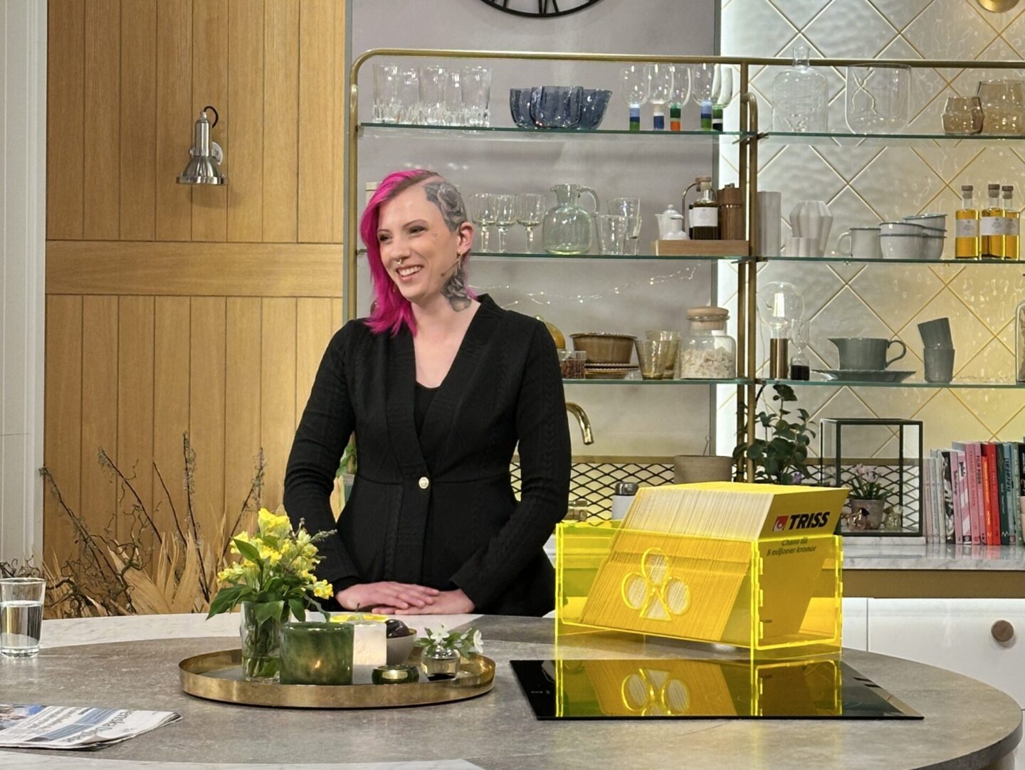 Under tisdagsmorgonen skrapade Jennifer från Torsåker Triss i TV4 Nyhetsmorgon och vann 250 000 kronor. Storvinsten började med en Trisslott från farmor – en uppskattad tradition som följt Jennifer genom åren. Nu väntar renovering och satsningar på gården.