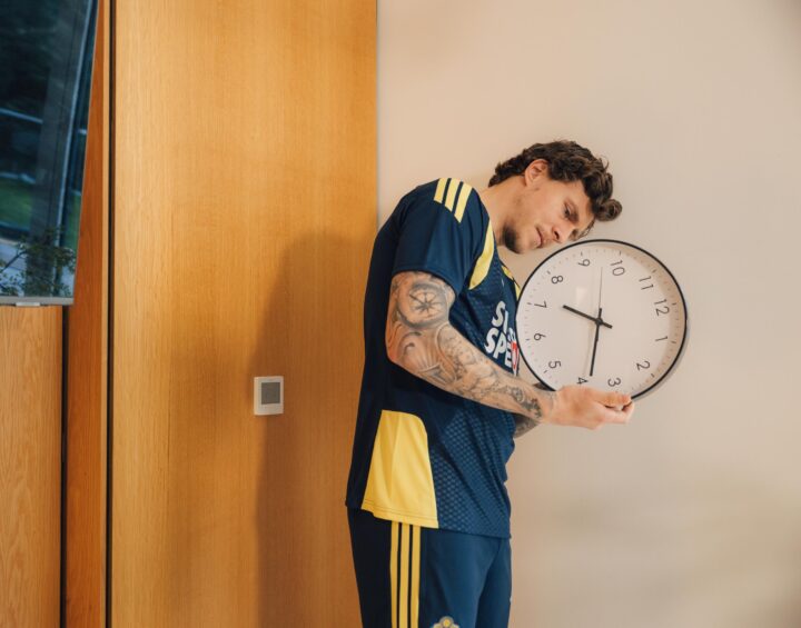 Victor Nilsson Lindelöf med köksklocka i handen.