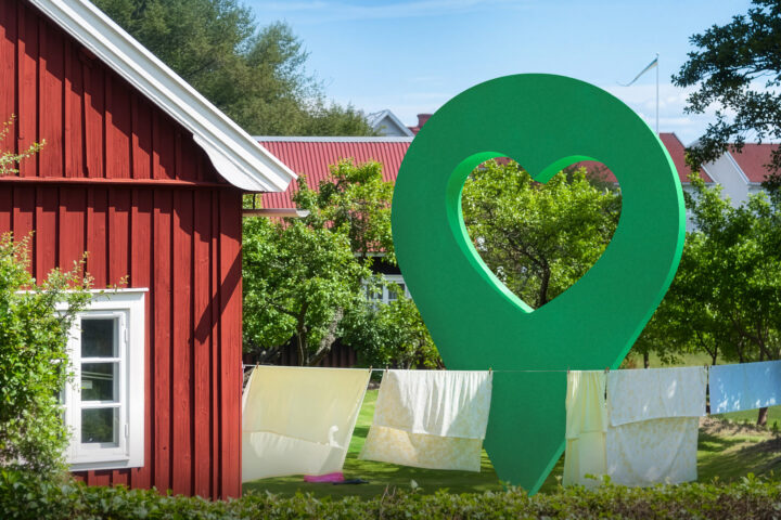 En pensionerad polis vann en kvarts miljon kronor med sitt hem som lyckoplats under söndagens stora dragning. Nu väntar firande med tårta.
