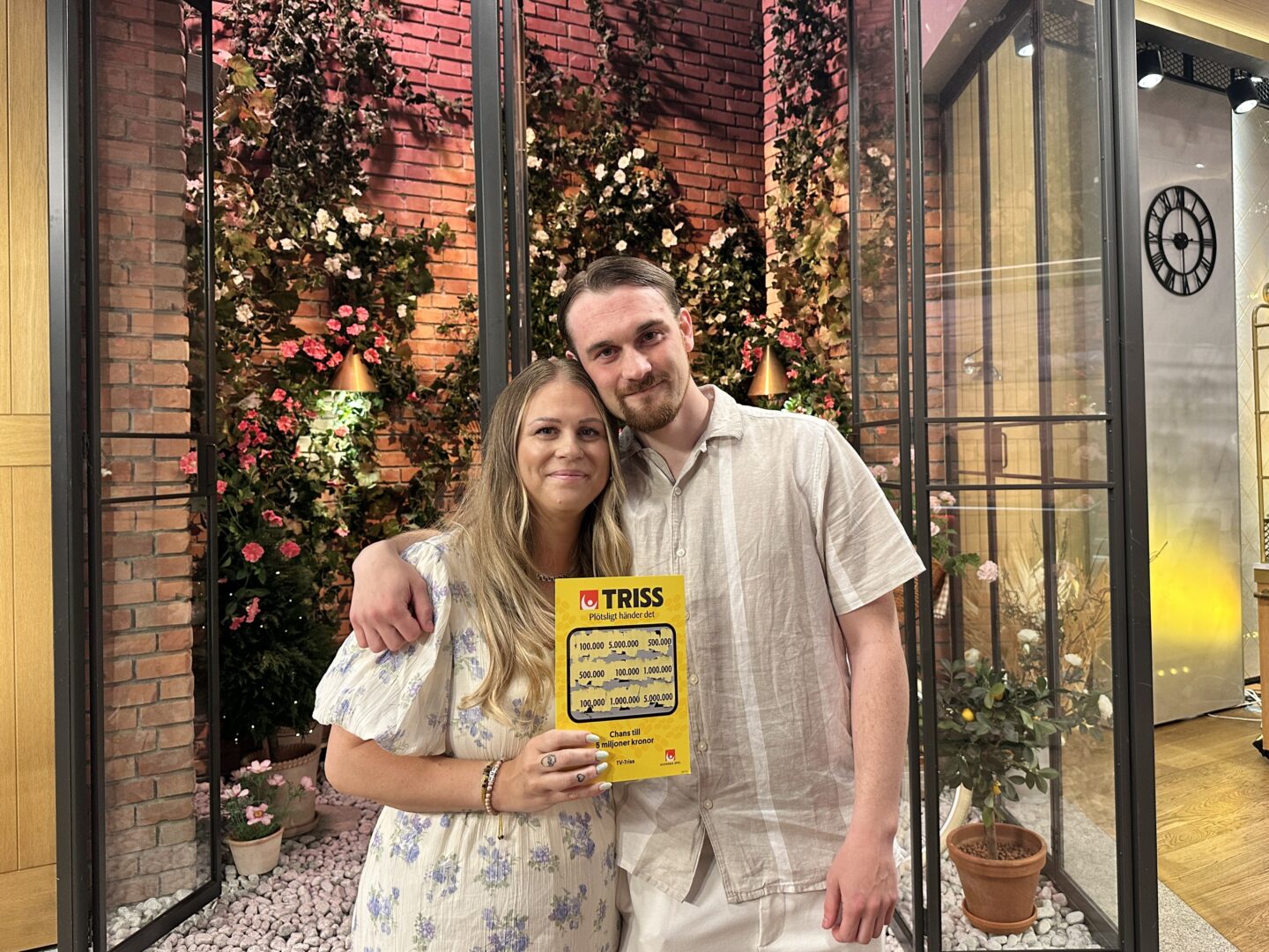 När Mikaela från Kisa skrapade fram tre tv-symboler på en Trisslott som hon fått av sin sambo Alex upprepades en ovanlig familjehistoria. För 18 år sedan gav Alex mamma bort en Trisslott som också ledde till tv-skrap. Under söndagsmorgonen vann Mikaela 100 000 kronor på Triss i tv – pengar som nu ska bidra till familjens planer på hus- och bilköp.