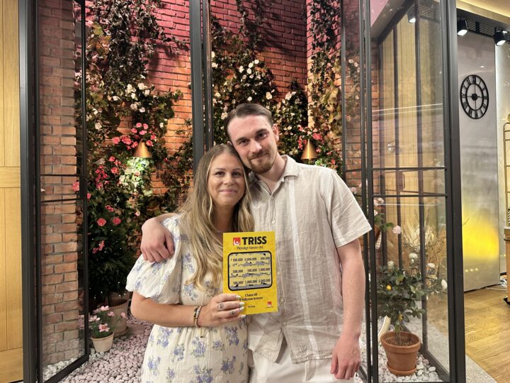 När Mikaela från Kisa skrapade fram tre tv-symboler på en Trisslott som hon fått av sin sambo Alex upprepades en ovanlig familjehistoria. För 18 år sedan gav Alex mamma bort en Trisslott som också ledde till tv-skrap. Under söndagsmorgonen vann Mikaela 100 000 kronor på Triss i tv – pengar som nu ska bidra till familjens planer på hus- och bilköp.