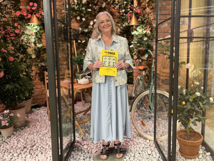 Eva-Lena Sahlberg Thorén från Göteborg efter att ha vunnit 100 000 kronor på Triss i TV4 Nyhetsmorgon.