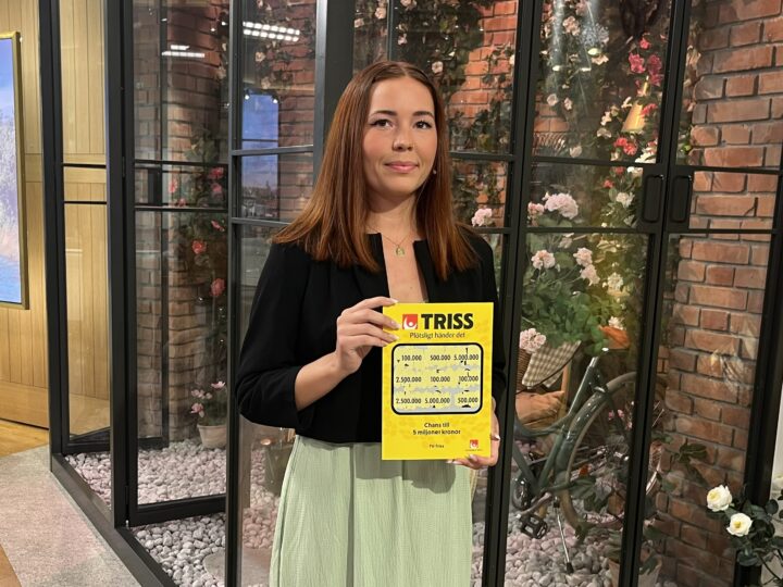 Under onsdagens direktsändning skrapade hon fram en vinst på 100 000 kronor på Triss och blev årets första TV-Triss-skrapare från Åstorps kommun.