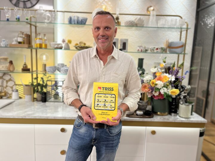 Mattias från Gävle efter att ha skrapat fram en vinst på 100 000 kronor på Triss i TV4 Nyhetsmorgon.