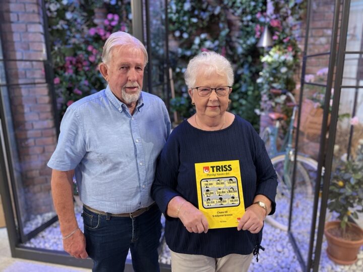 Gun-Britt och maken Kent från Skövde kommun efter att ha skrapat fram 100 000 kronor på Triss i TV4 Nyhetsmorgon.