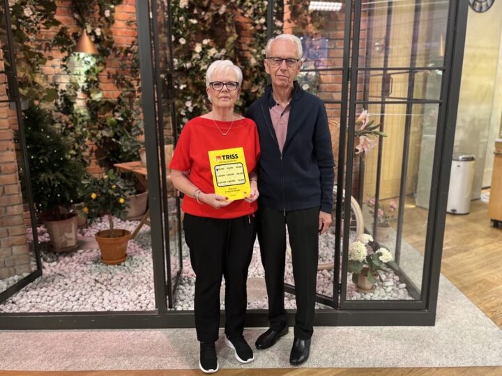 Christine efter att ha skrapat fram 100 000 kronor på Triss i TV4 Nyhetsmorgon.