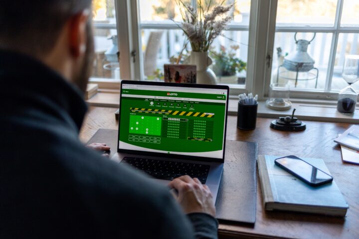 En av vinnarna är en man i 50-årsåldern från Norrköping som prickade in sju rätt och vann en miljon kronor.