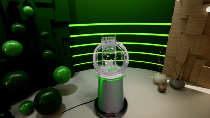 Lottomaskinen och Lottobollar i Lotto-studion.