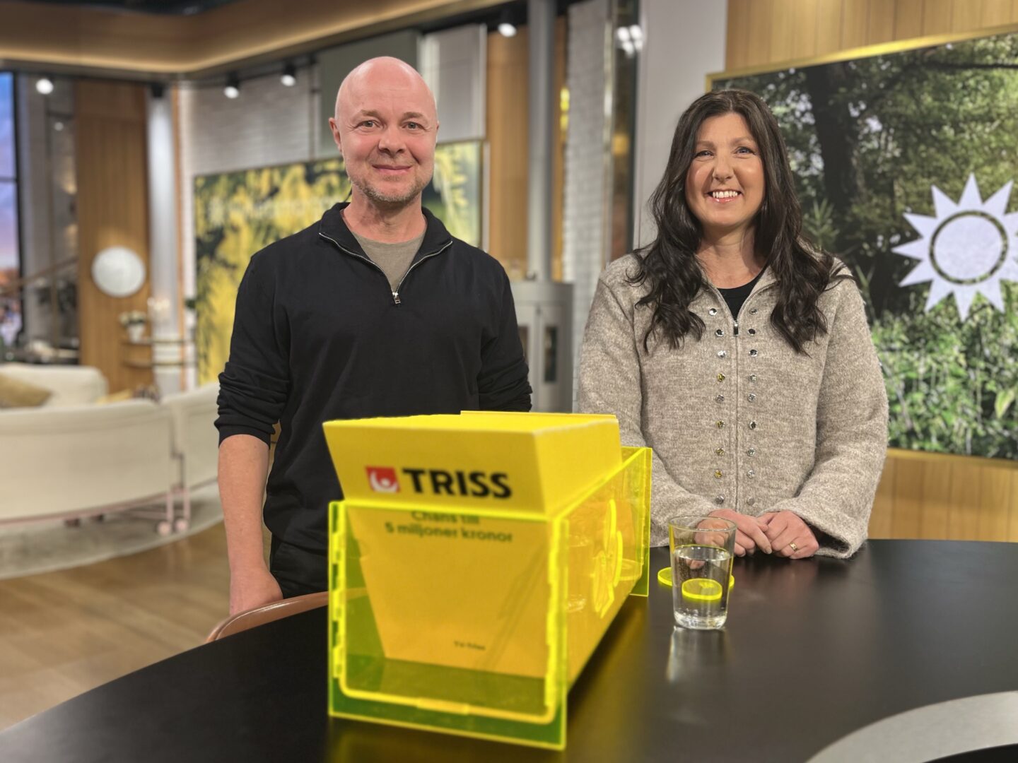 Carolina från Valbo efter att ha skrapat fram 100 000 kronor på Triss i TV4 Nyhetsmorgon.