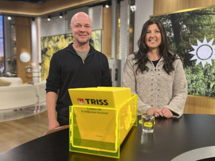 Carolina från Valbo efter att ha skrapat fram 100 000 kronor på Triss i TV4 Nyhetsmorgon.