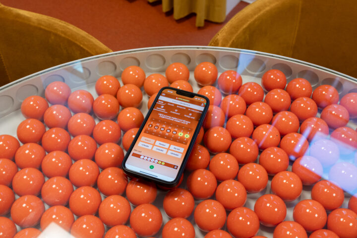Mobiltelefon som visar Eurojackpot-spelet.