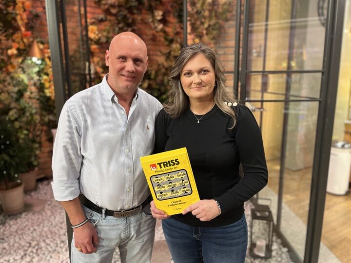 Elvira från Örebro efter att ha skrapat fram 100 000 kronor på Triss i TV4 Nyhetsmorgon.